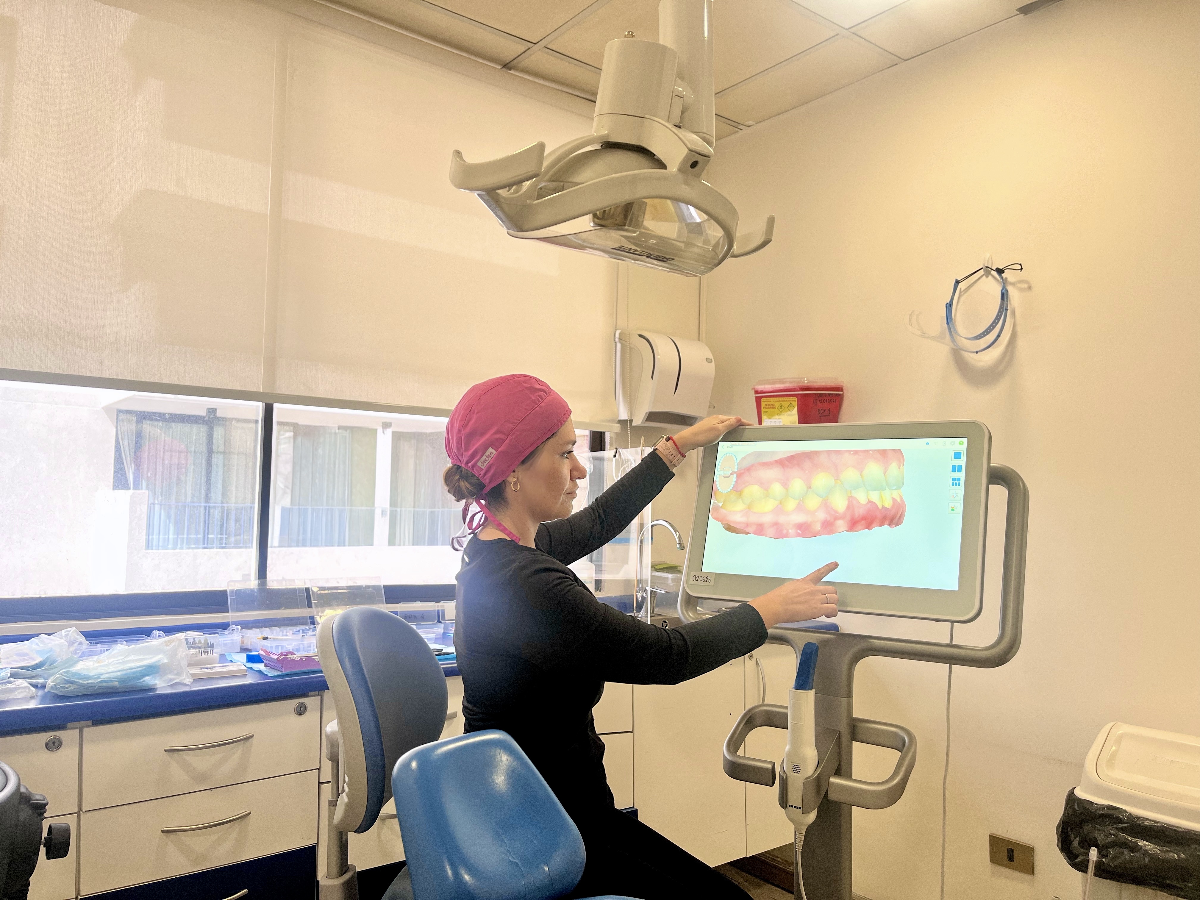 Box dental moderno y equipado en clínica odontológica