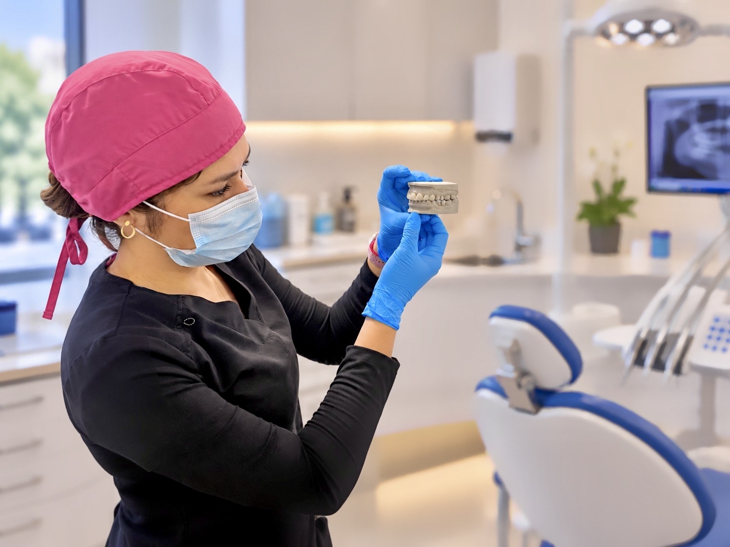 Dra. María Fernanda Salinas realizando procedimiento en sillón dental